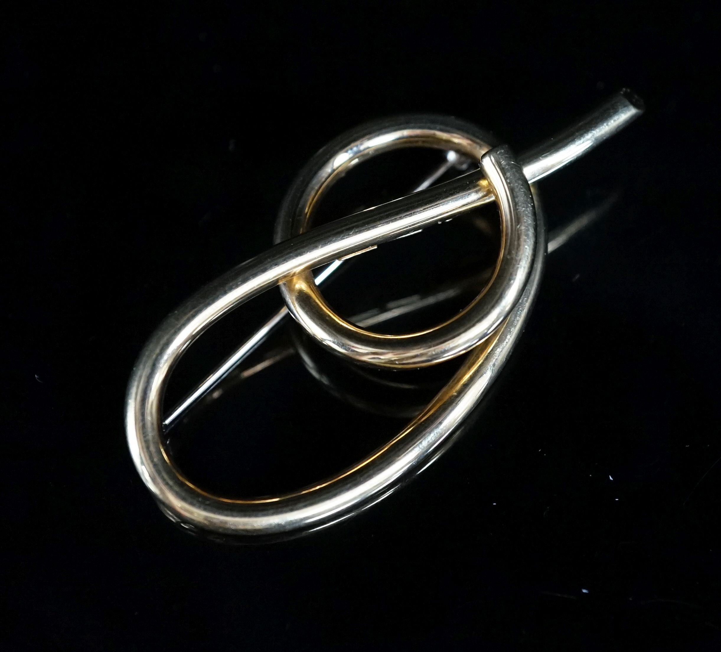 Nicolis Cola: an Italian 750 yellow metal scrolling tubular brooch, 66mm, 12.9 grams, signed.